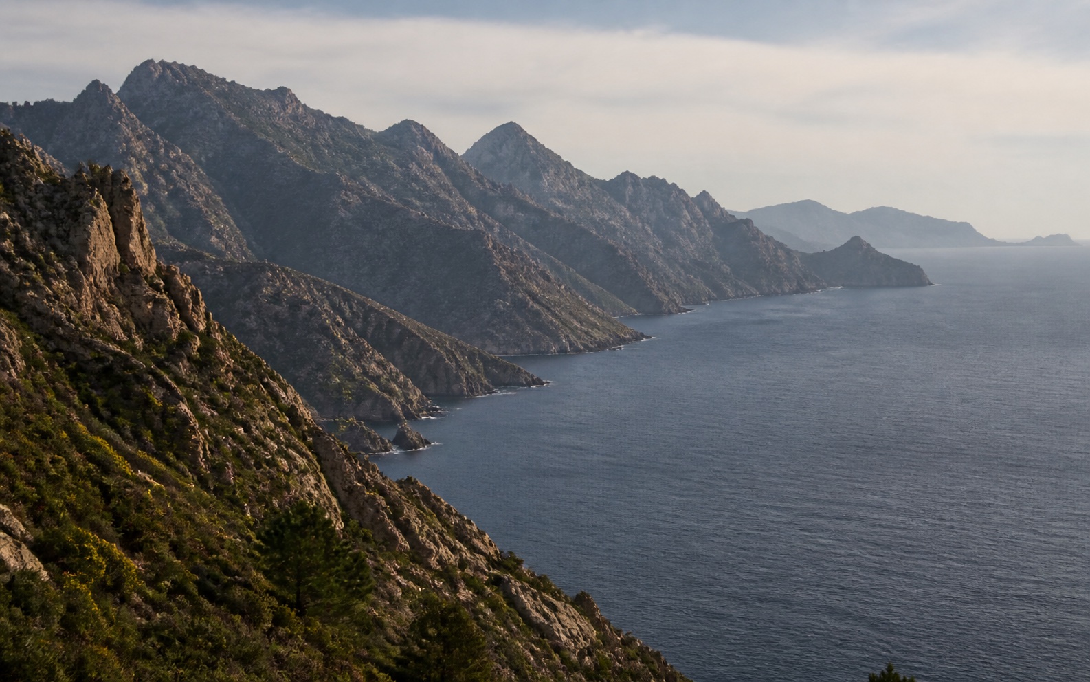 Relief montagneux de la côte corse plongeant dans la Méditerranée