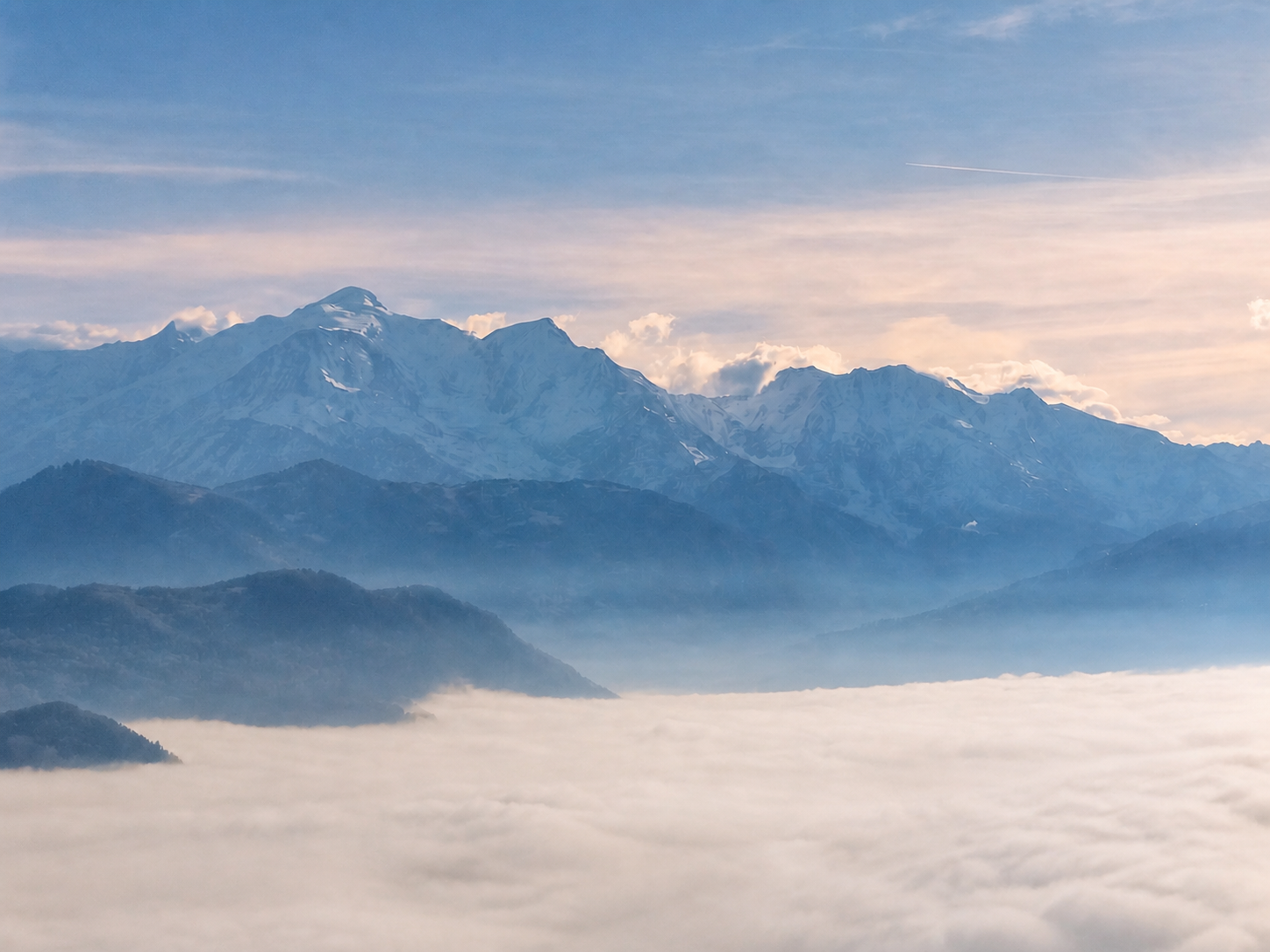 Massif enneigé éclairé par le soleil couchant